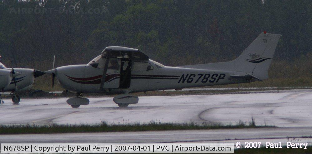 N678SP, 1999 Cessna 172S C/N 172S8089, Offloading amidst the rainy spell