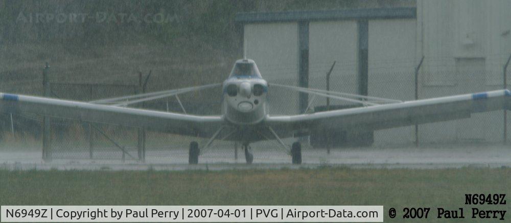 N6949Z, 1964 Piper PA-25-235 C/N 25-2696, Marshalling in during the pour-down