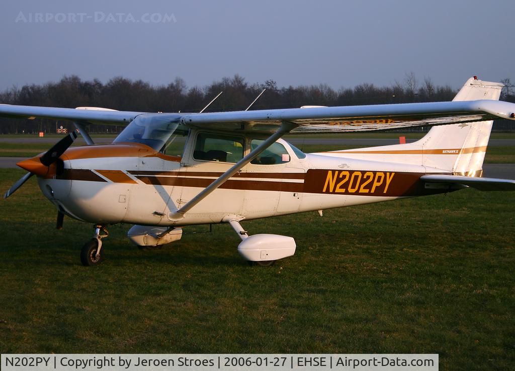 N202PY, 1978 Cessna 172N C/N 17271126, Seppe, Netherlands