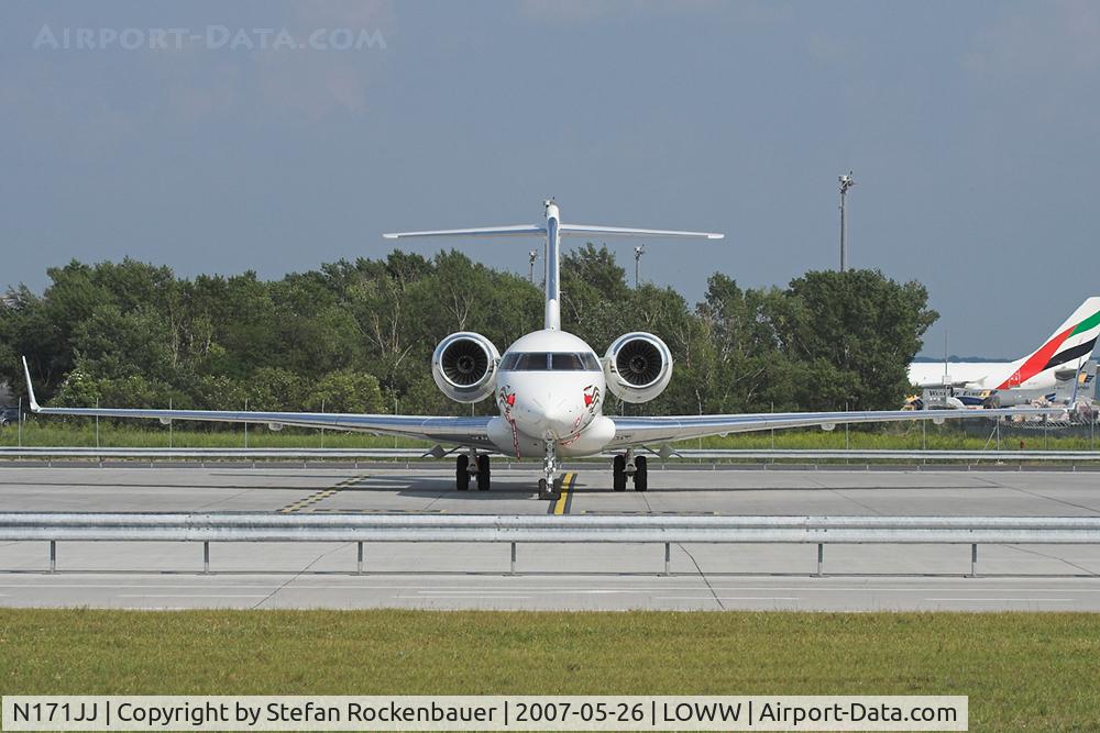 N171JJ, 2006 Bombardier BD-700-1A11 Global Express 5000 C/N 9209, Huge wingspan.