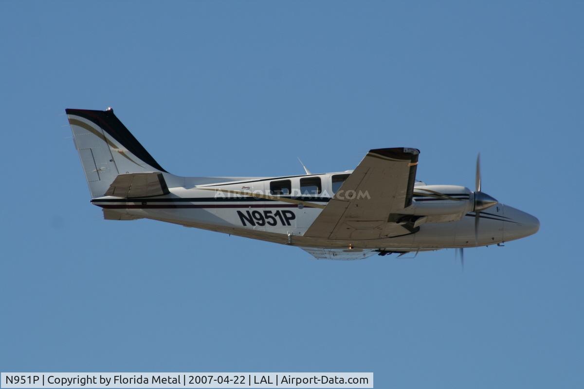N951P, 2001 Raytheon Aircraft Company 58 C/N TH-2015, Beech 58