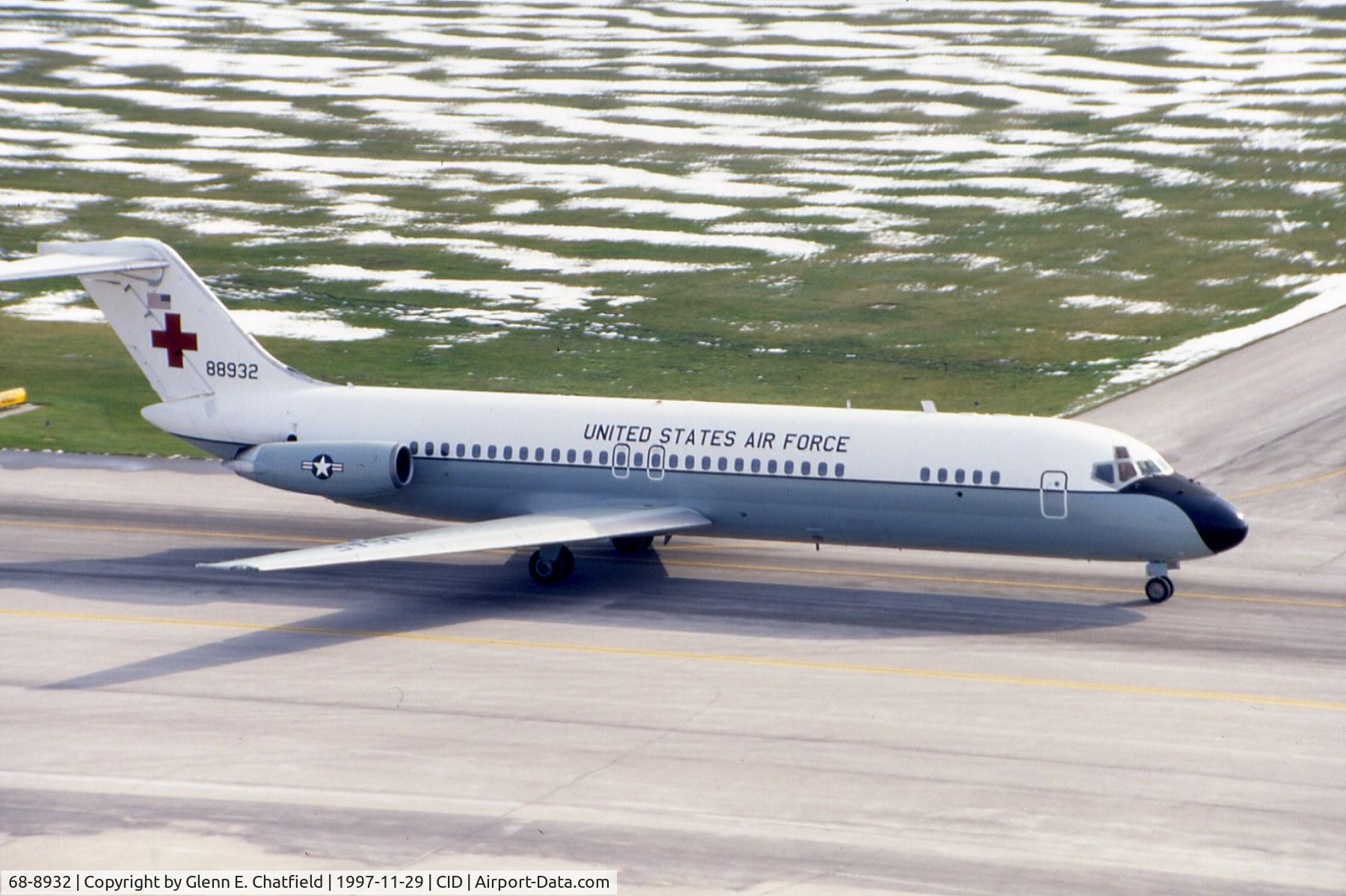 68-8932, McDonnell Douglas C-9A Nightingale C/N 47297, C-9A Nightingale taxiing by the control tower
