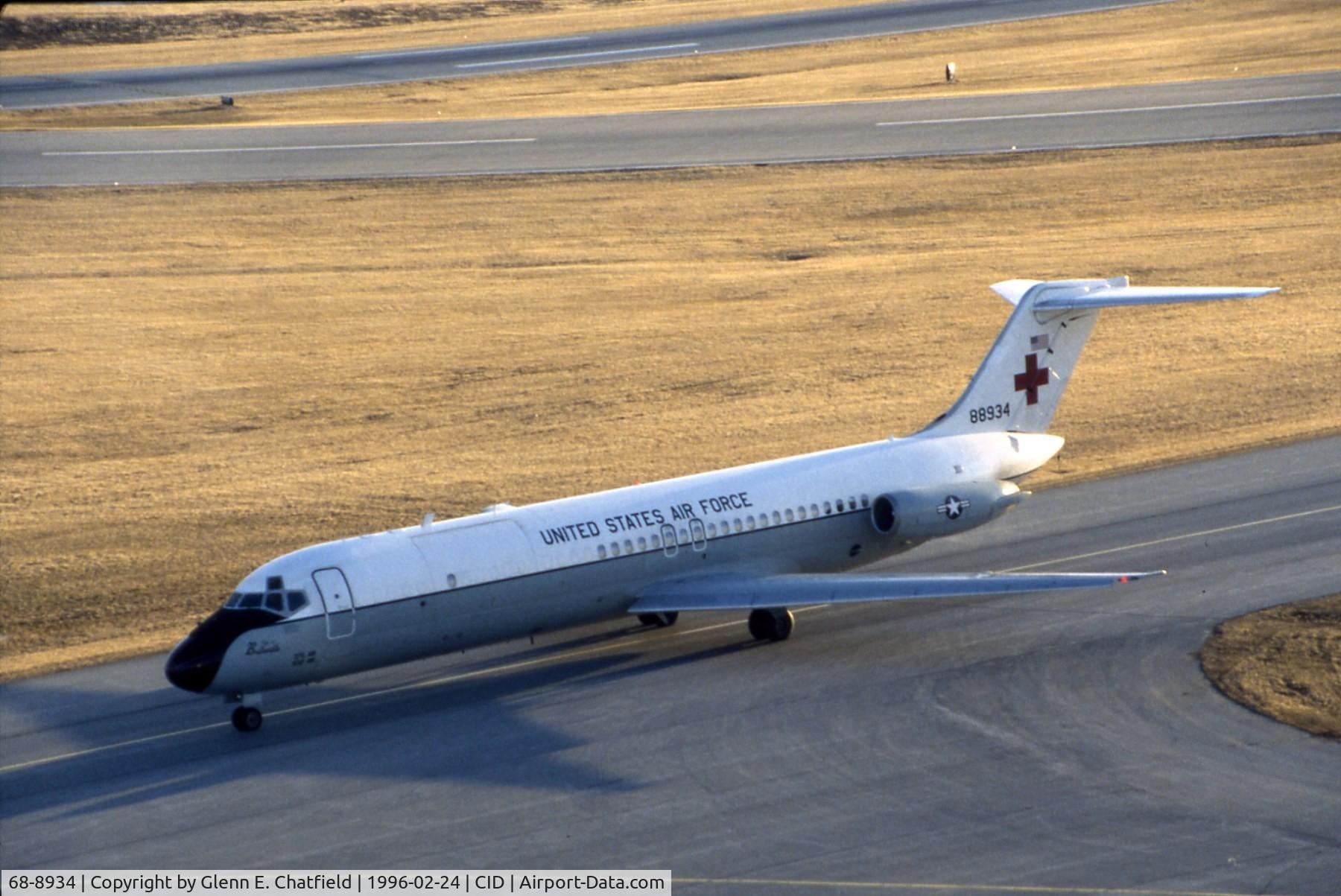 68-8934, 1968 McDonnell Douglas C-9A Nightingale C/N 47299, C-9A taxiing in by the control tower