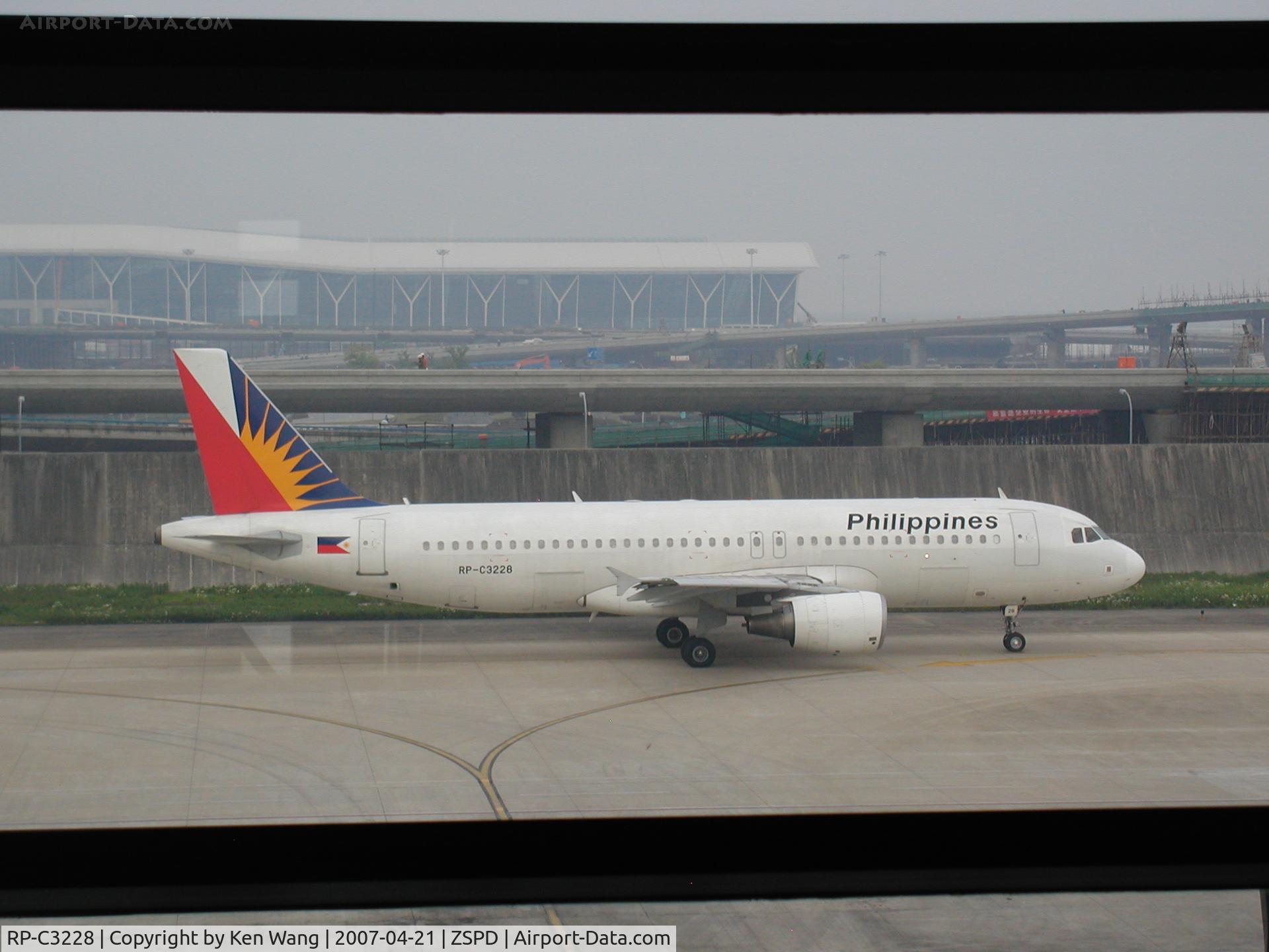 RP-C3228, 2004 Airbus A320-214 C/N 2162, Philippine Airlines Airbus A320 leaving gate