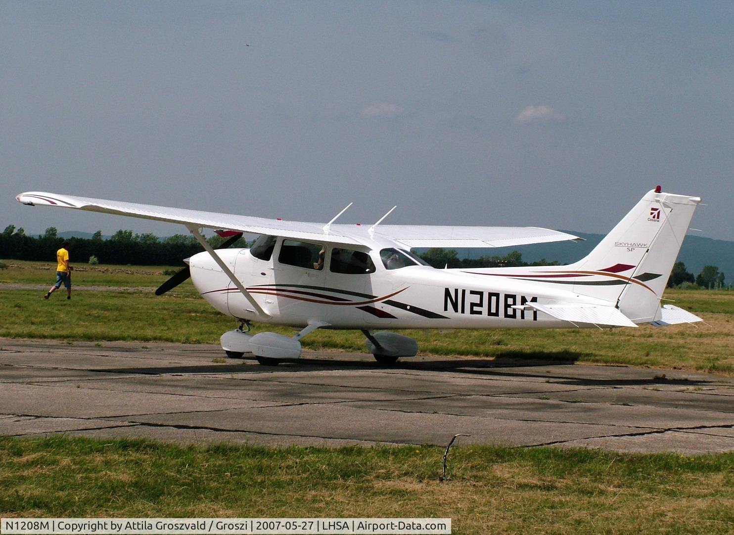 N1208M, 2006 Cessna 172S C/N 172S10413, LHSA/Szentkirályszabadja airport - airshow