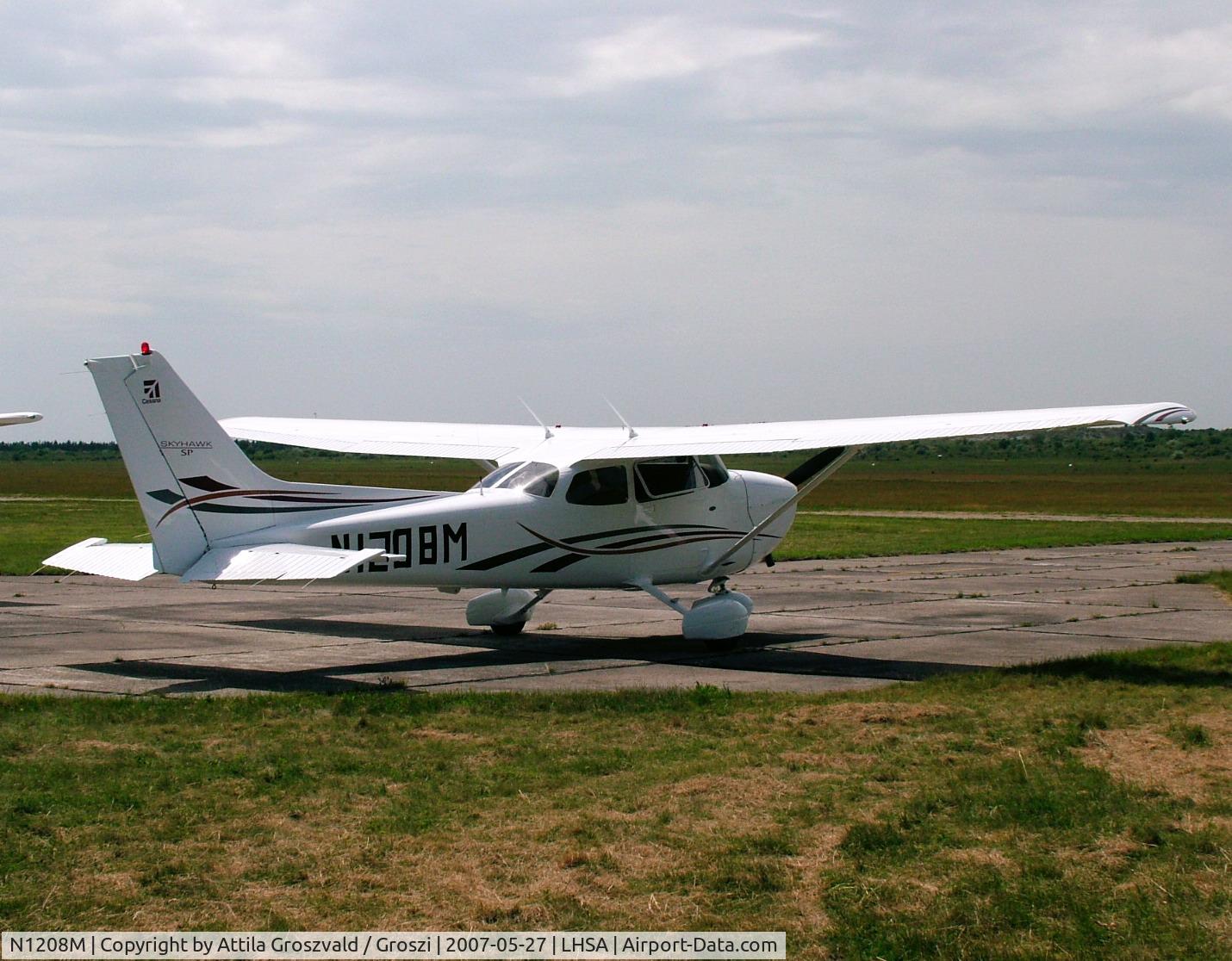 N1208M, 2006 Cessna 172S C/N 172S10413, LHSA/Szentkirályszabadja airport - airshow
