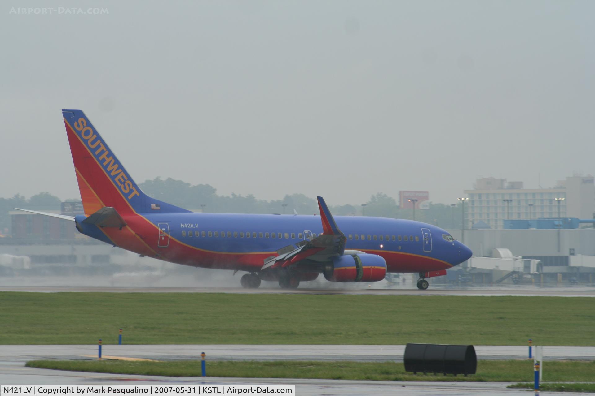 N421LV, 2001 Boeing 737-7H4 C/N 32452, Boeing 737-700