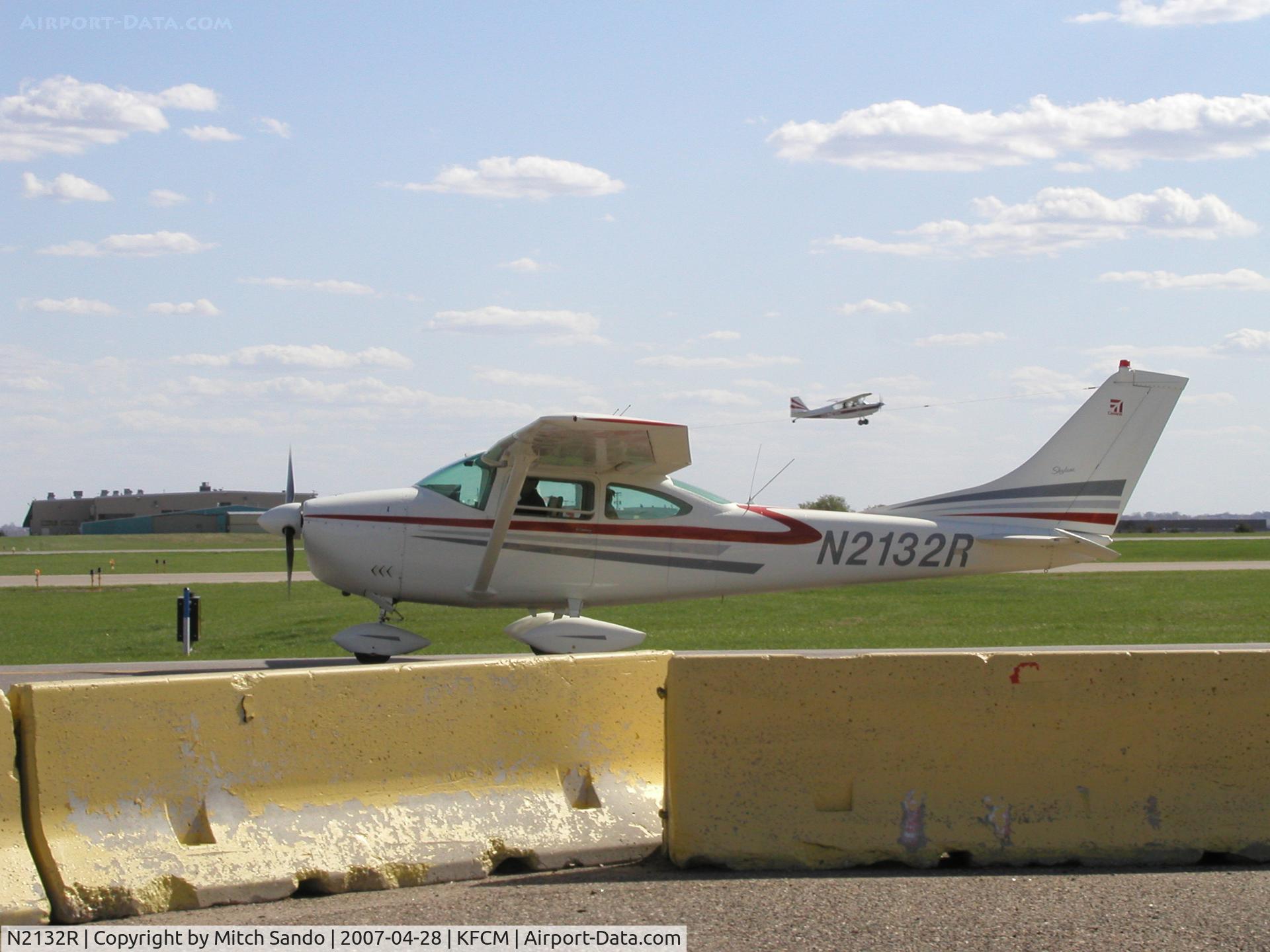 N2132R, 1964 Cessna 182G Skylane C/N 18255332, Taxiing infront of Thunderbird at Flying Cloud.