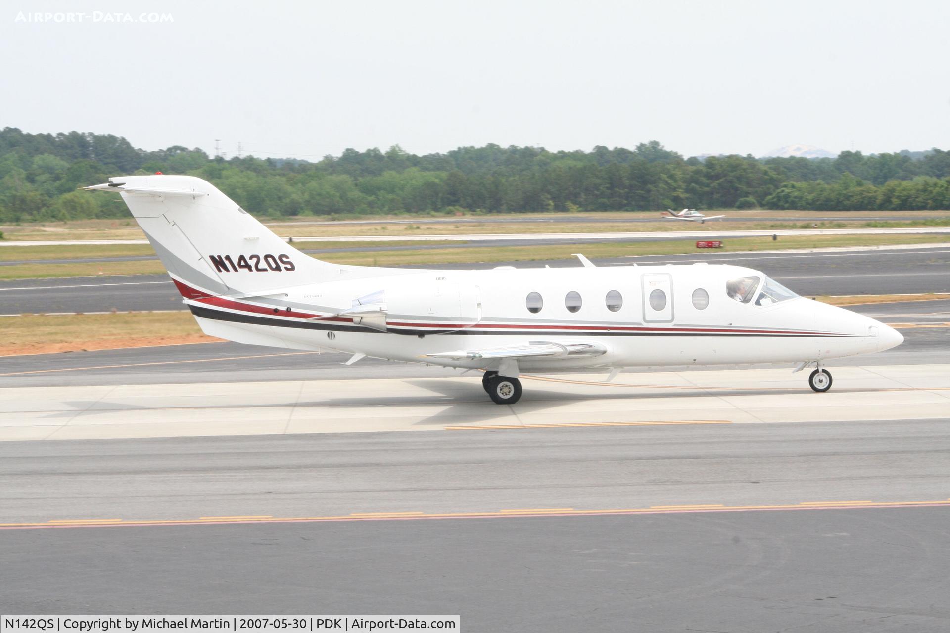 N142QS, 2005 Raytheon Beechjet 400A C/N RK-432, Taxing to Runway 2R
