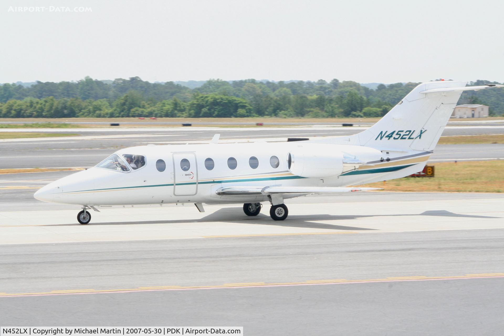 N452LX, 2001 Raytheon 400A C/N RK-317, Taxing to Epps Air Service