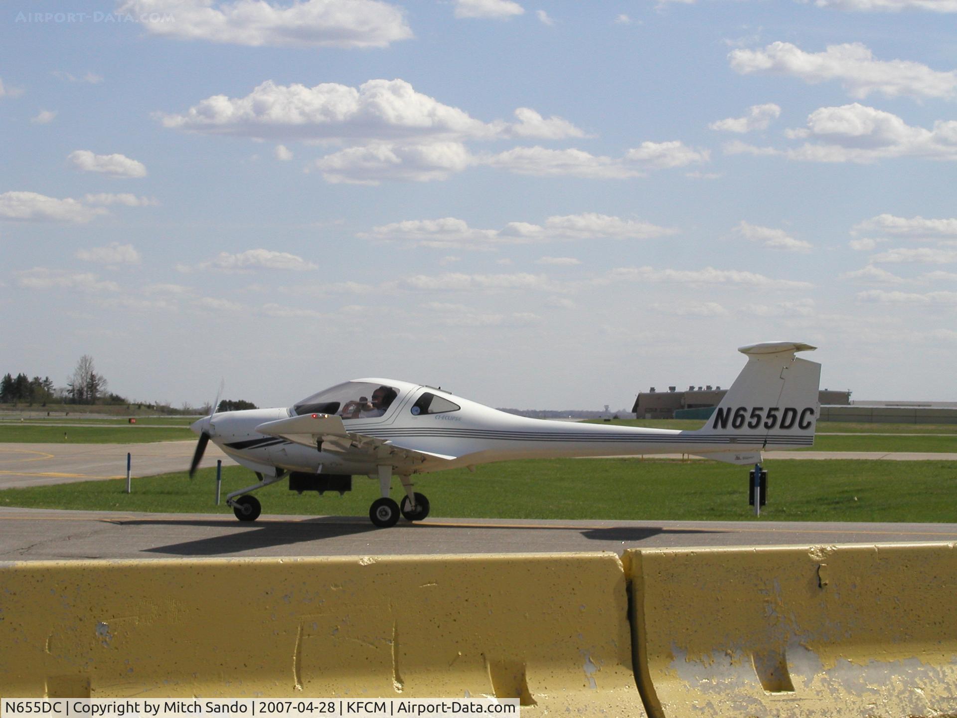 N655DC, 2001 Diamond DA-20C-1 Eclipse C/N C0155, Diamond taxiing to 28R.