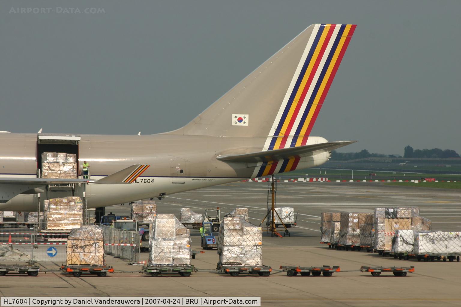 HL7604, 2006 Boeing 747-48EF C/N 29907/1370, loading operations