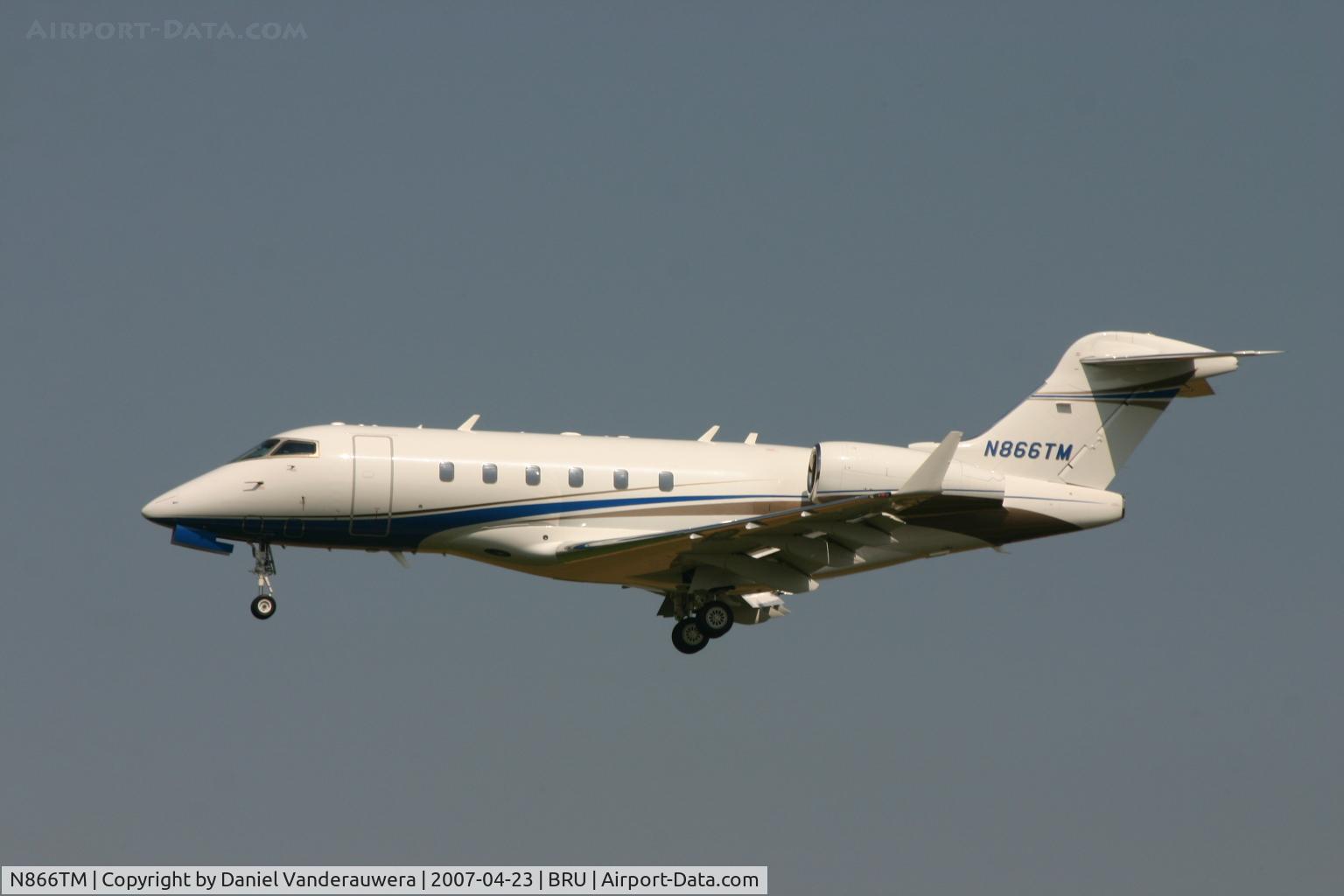 N866TM, 2005 Bombardier Challenger 300 (BD-100-1A10) C/N 20066, descending to rwy 25L