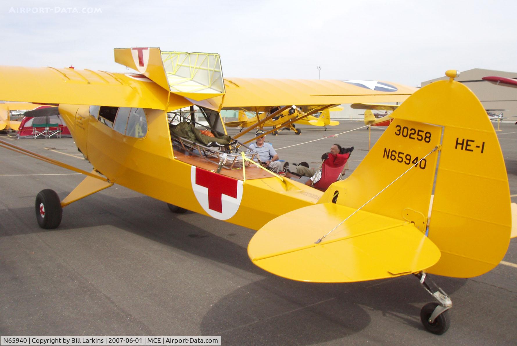 N65940, 1943 Piper J-5C Cub Cruiser C/N 5-1461, Patient Litter detail on Navy Hospital plane.