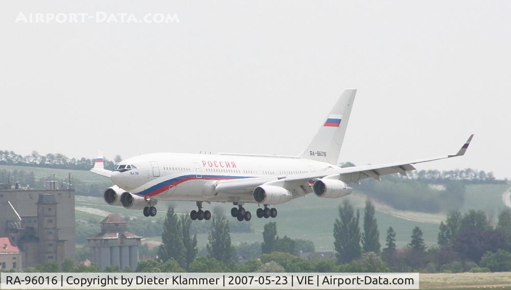 RA-96016, 2004 Ilyushin Il-96-300 C/N 74393202010, Präsident Putins air force one Ilyushin96  secounds touchdown on RWY34
