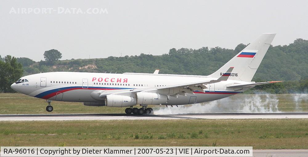 RA-96016, 2004 Ilyushin Il-96-300 C/N 74393202010, Präsident Putins air force one Ilyushin96 touchdown on RWY34