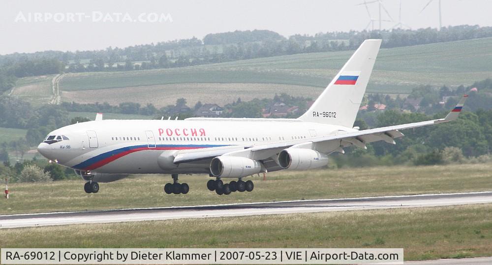 RA-69012, 1994 Ilyushin IL-96-300 C/N 74393201009, Präsident Putins air force two Ilyushin96 secounds touchdown on RWY34