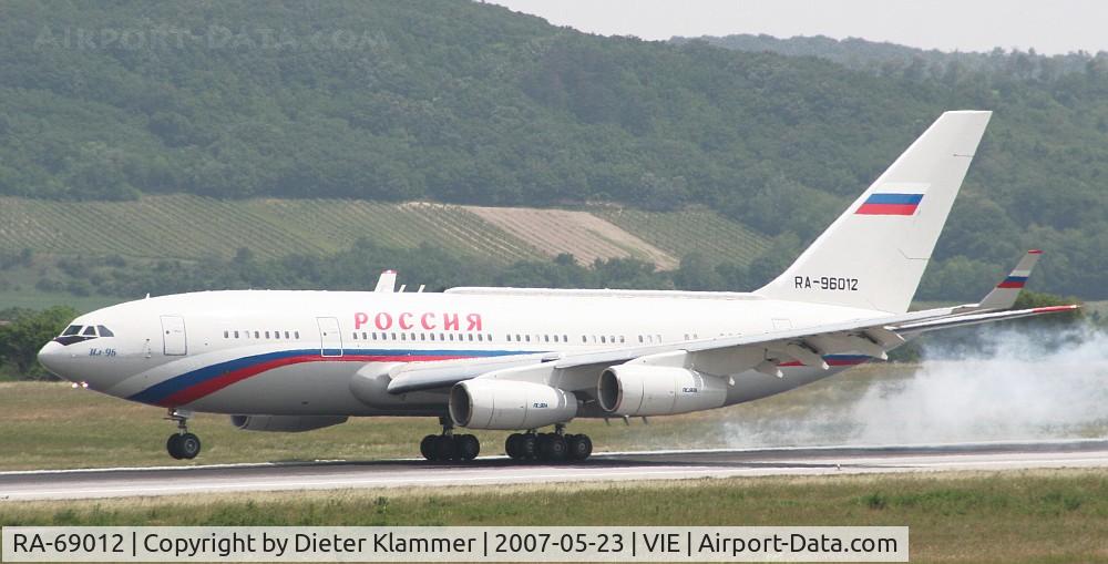 RA-69012, 1994 Ilyushin IL-96-300 C/N 74393201009, Präsident Putins air force two Ilyushin96  touchdown on RWY34