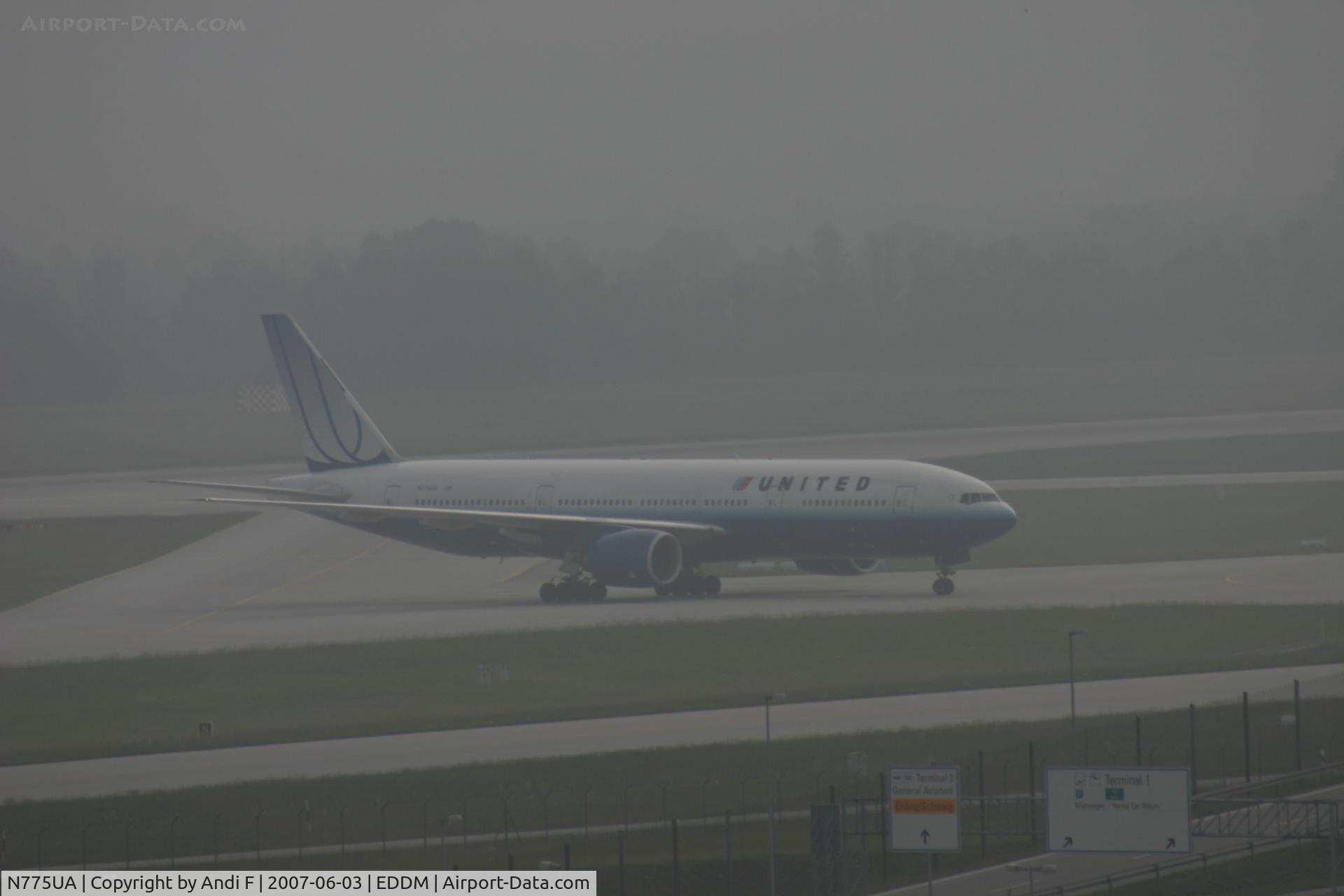 N775UA, 1995 Boeing 777-222 C/N 26947, United