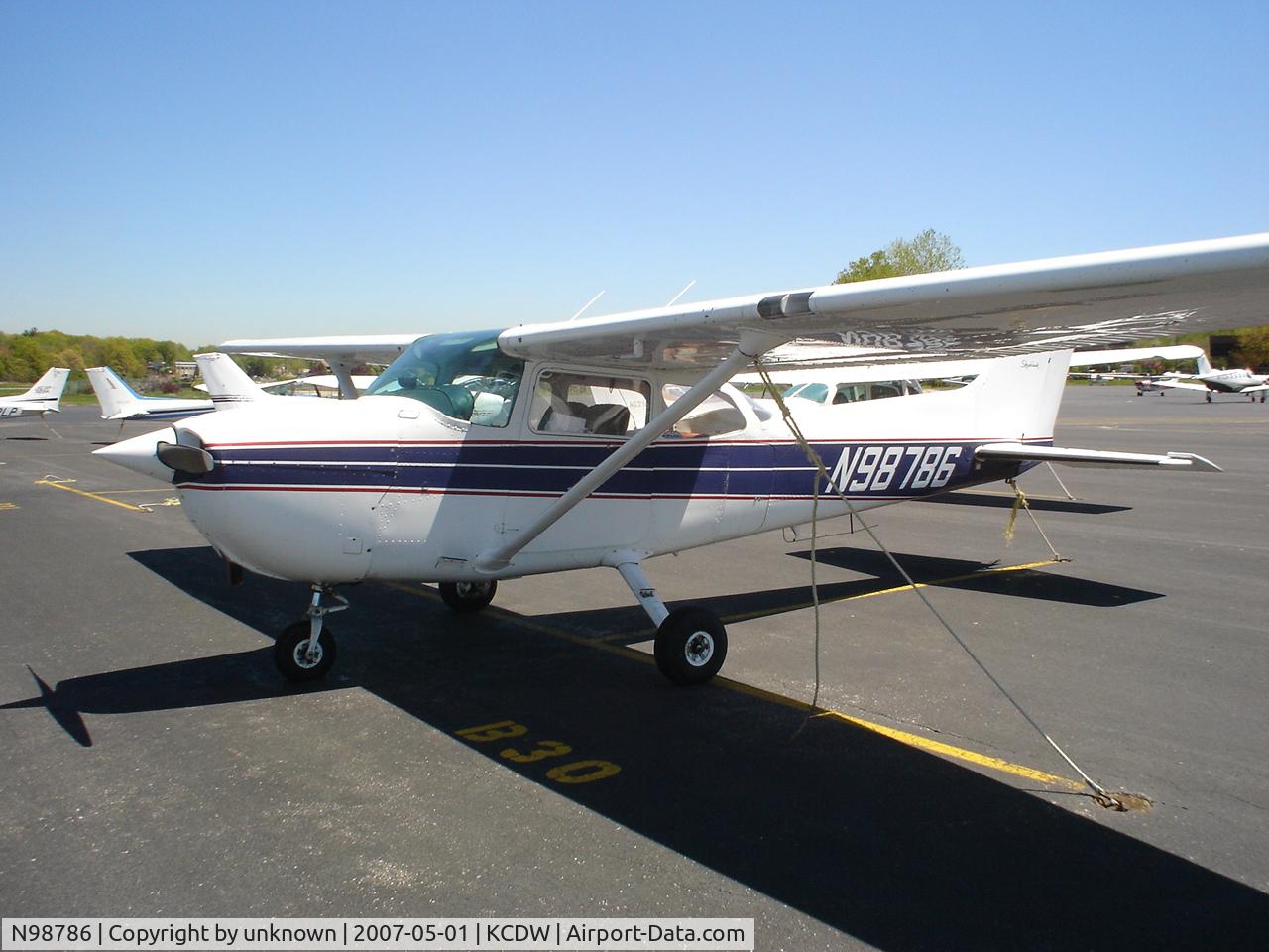 N98786, 1985 Cessna 172P C/N 17276353, parked at kcdw