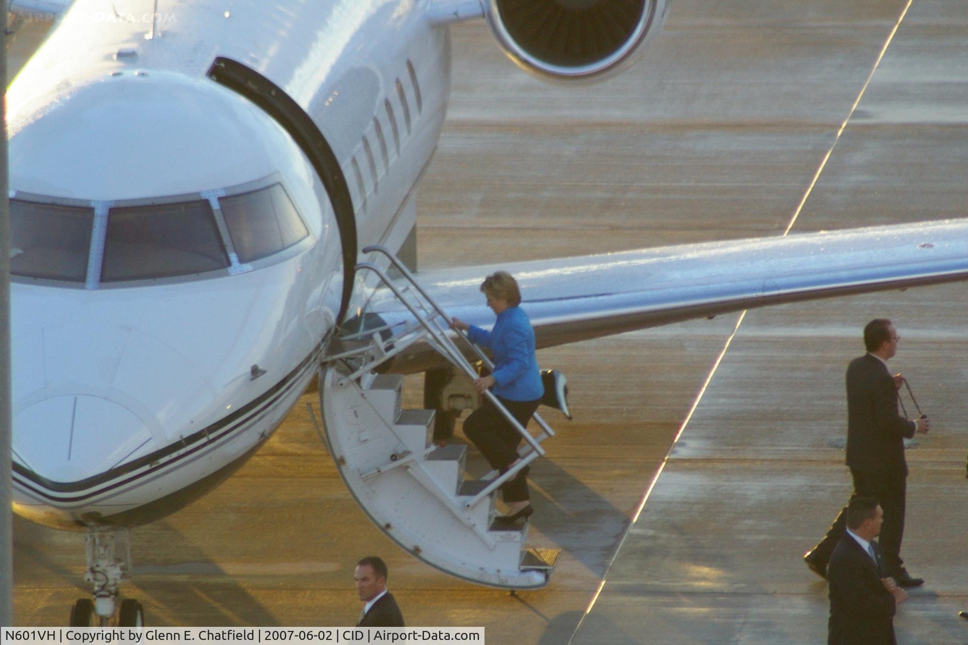 N601VH, 1989 Canadair Challenger 601-3A (CL-600-2B16) C/N 5043, Hillary Clinton boarding