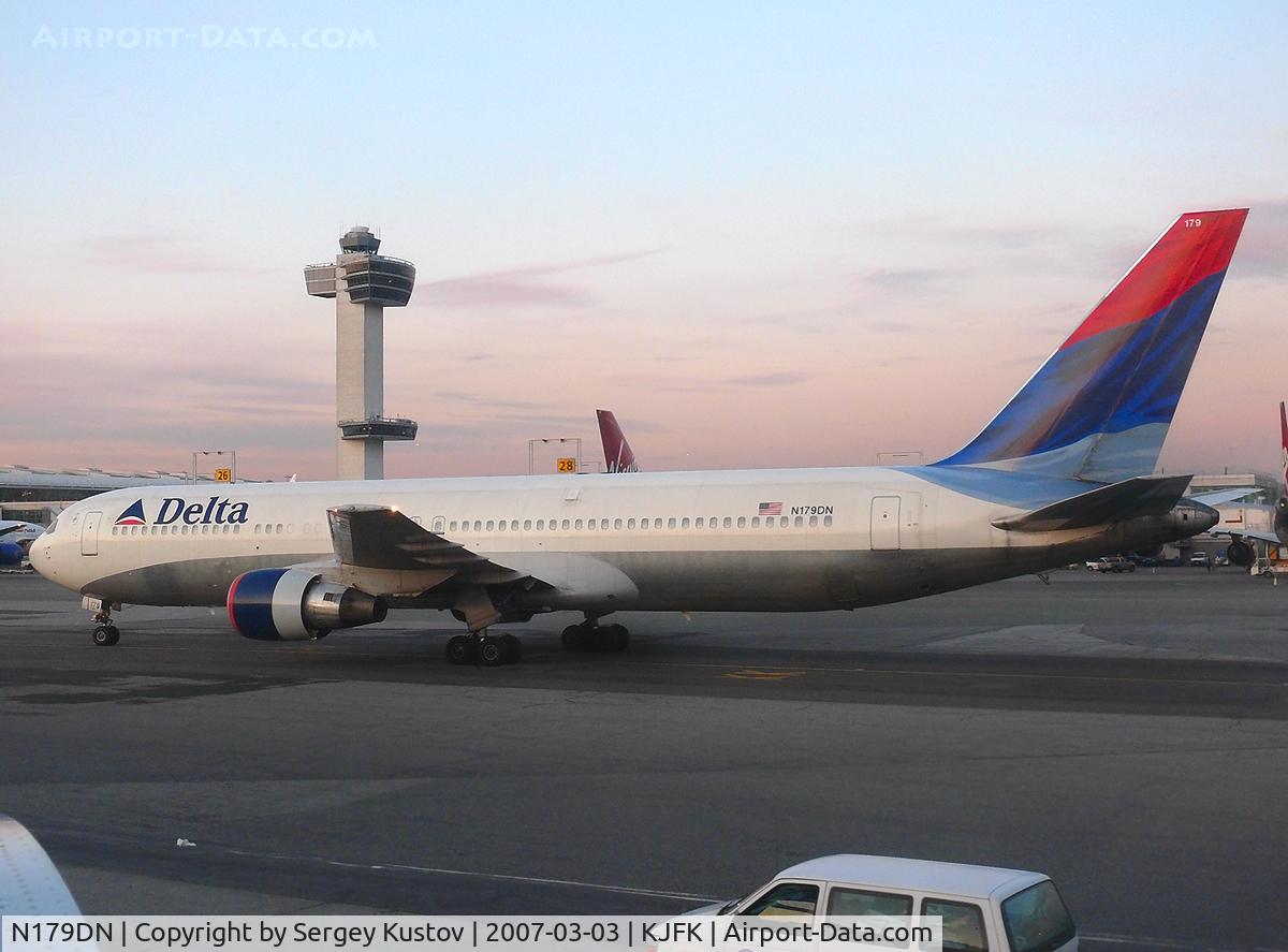 N179DN, 1991 Boeing 767-332 C/N 25144, Taxiing to gate