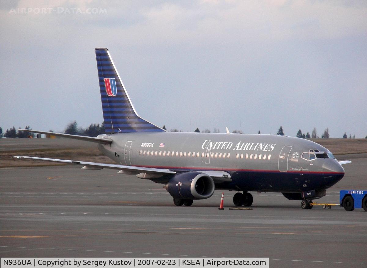 N936UA, 1992 Boeing 737-522 C/N 26667, Being towed to the gate. APU is running.