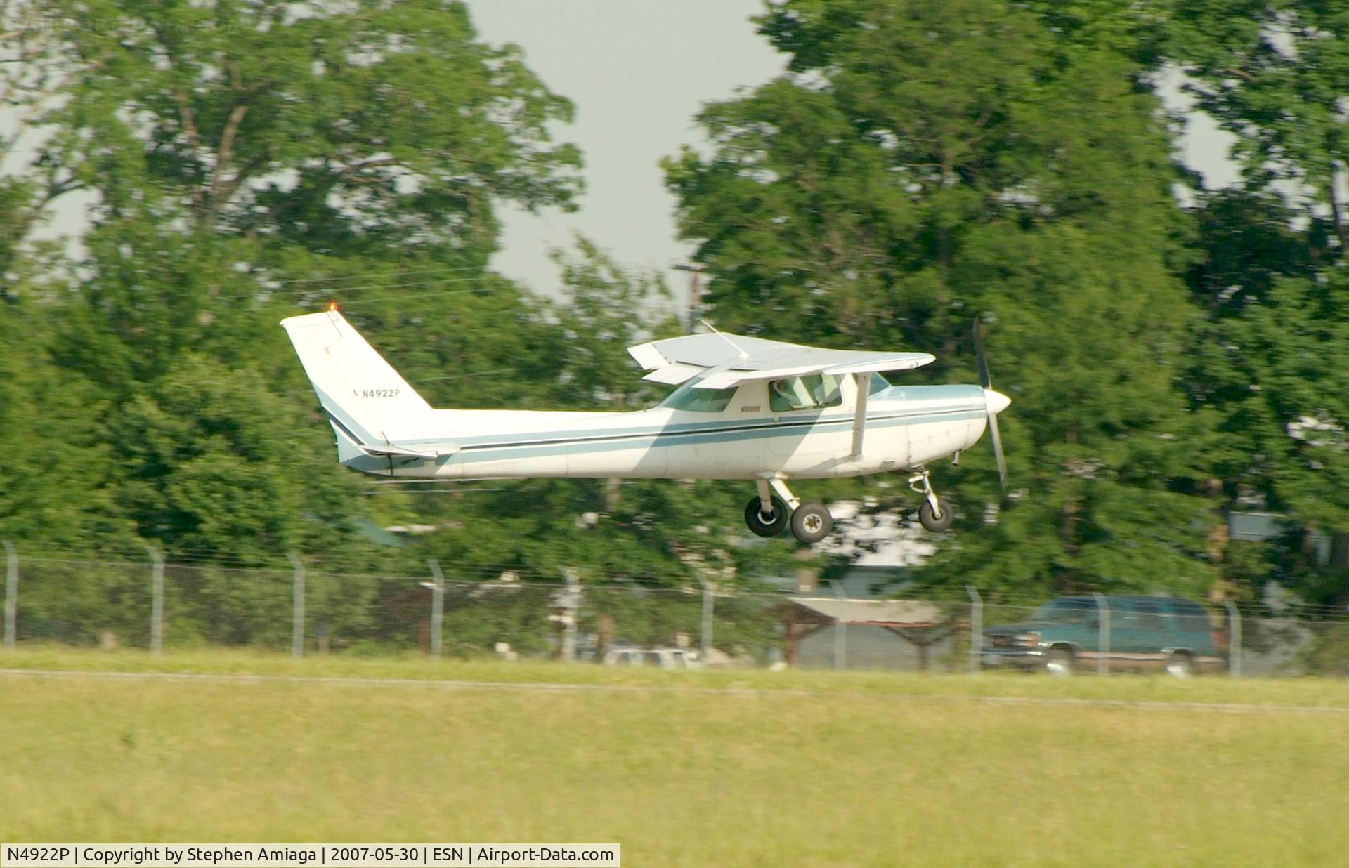 N4922P, 1981 Cessna 152 C/N 15284842, 152 floating down 22...