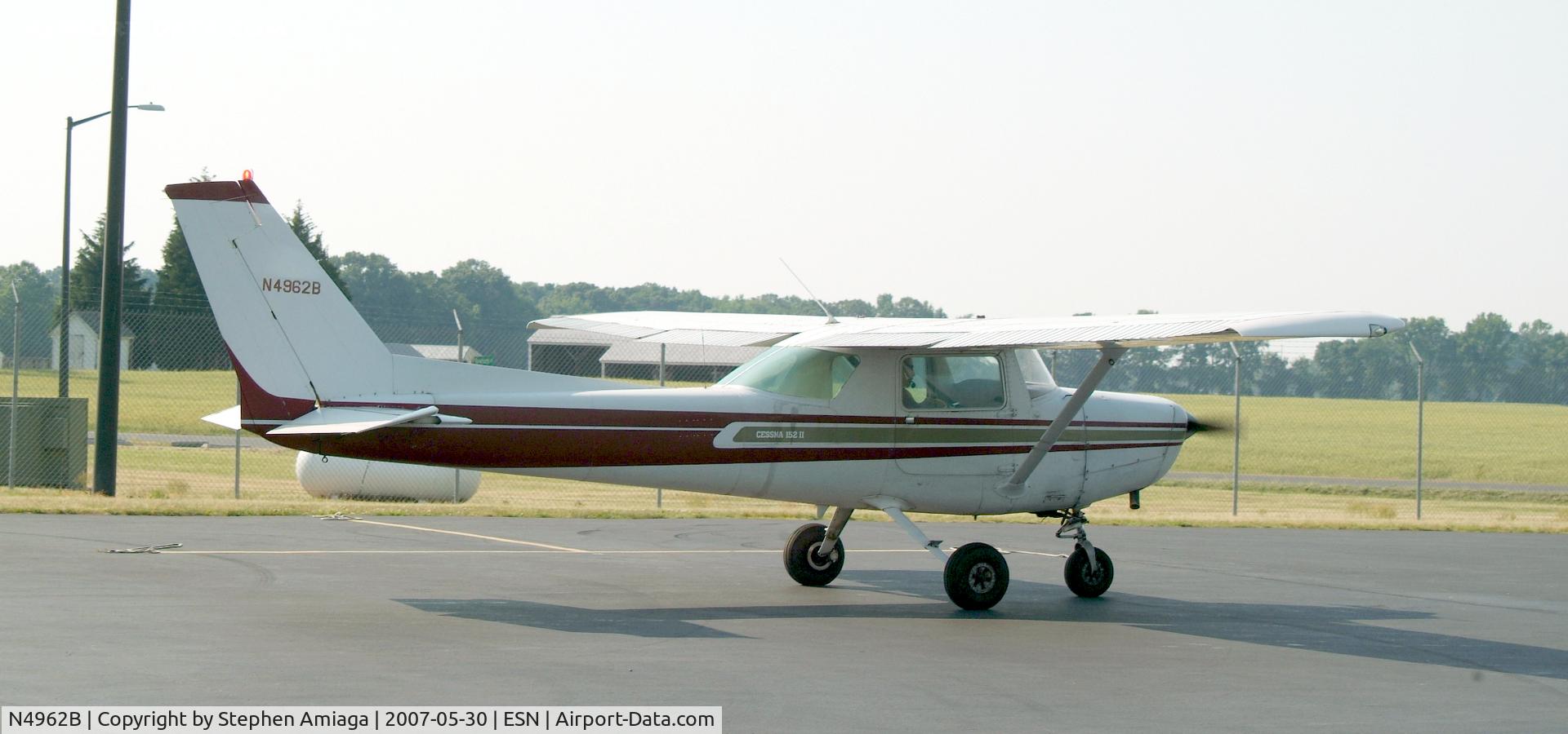 N4962B, 1979 Cessna 152 C/N 15283726, 152 heading out after a quick refuel...