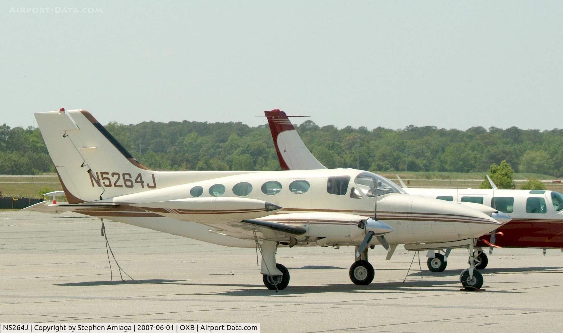 N5264J, 1976 Cessna 414 Chancellor C/N 414-0854, 414 on the ramp in Ocean City...