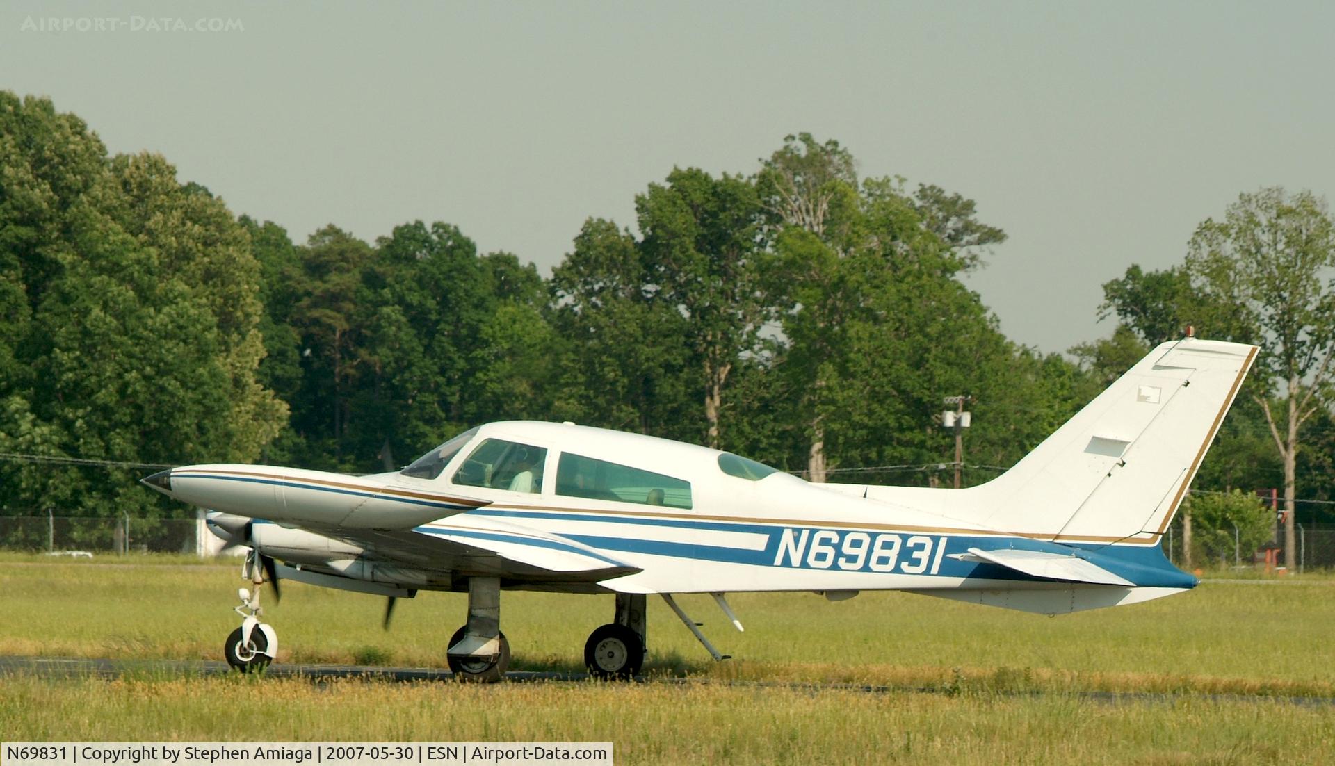 N69831, 1973 Cessna 310Q C/N 310Q1005, 310 taxiing to 22
