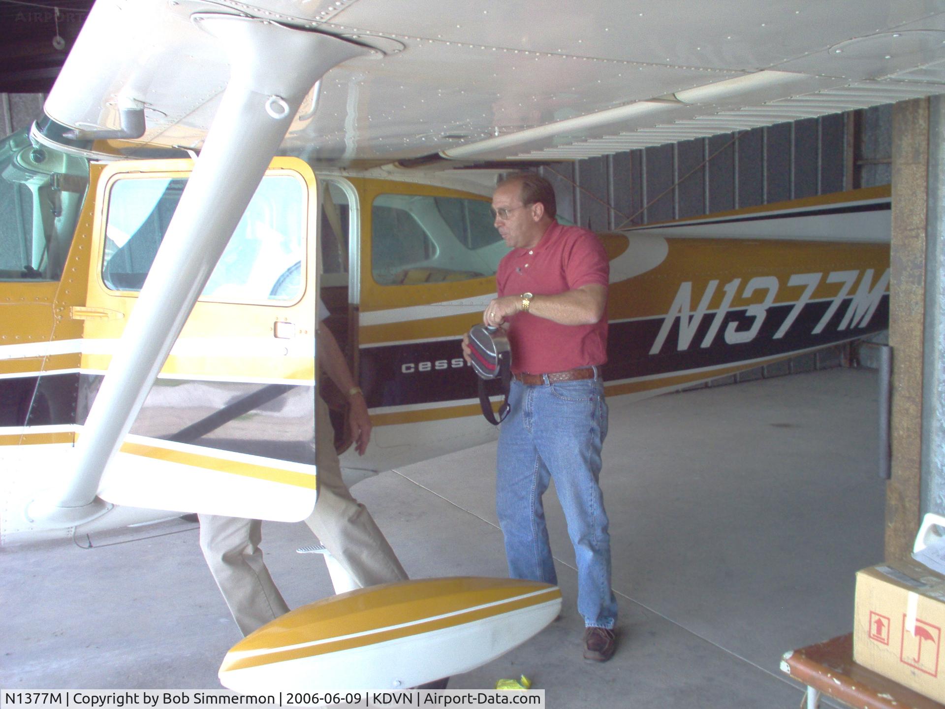 N1377M, 1972 Cessna 172L C/N 17260577, Giving her a look