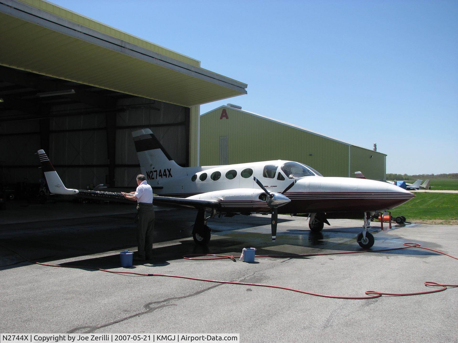 N2744X, 1982 Cessna 414A Chancellor C/N 414A0812, Being washed at KMGJ