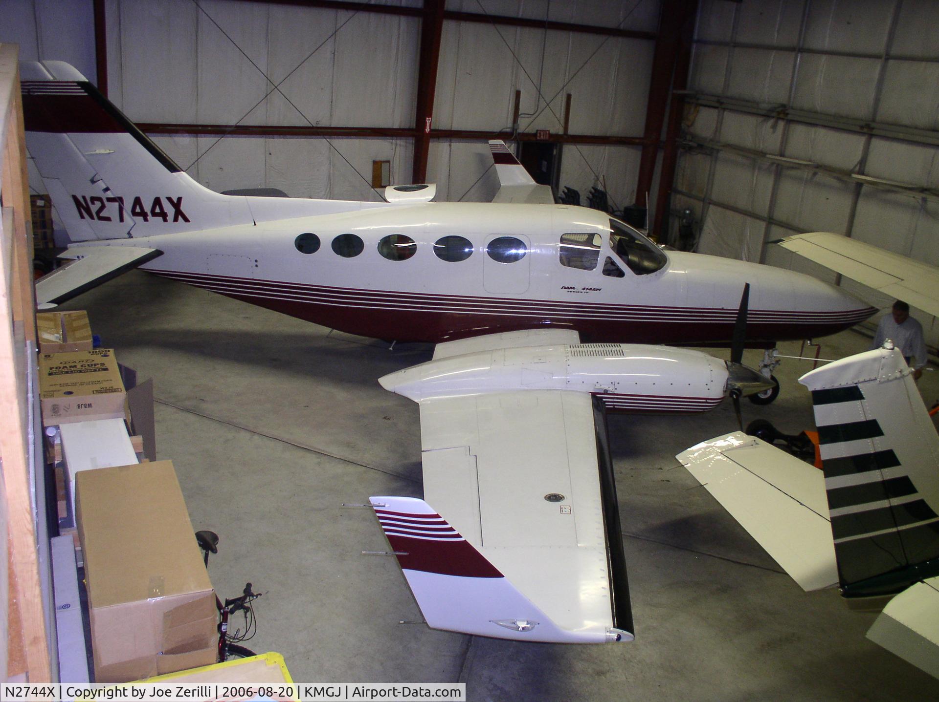 N2744X, 1982 Cessna 414A Chancellor C/N 414A0812, In the hangar.