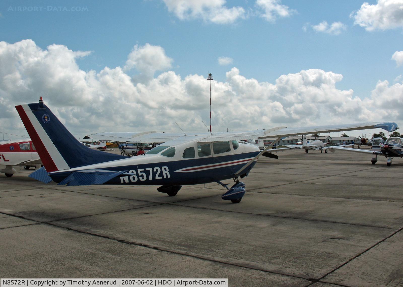 N8572R, 1964 Cessna 210-5A (205A) C/N 205-0549, The EAA Texas Fly-In, United States of Texas logo, FAA registry says 210 because the C205 shares the same ATC number