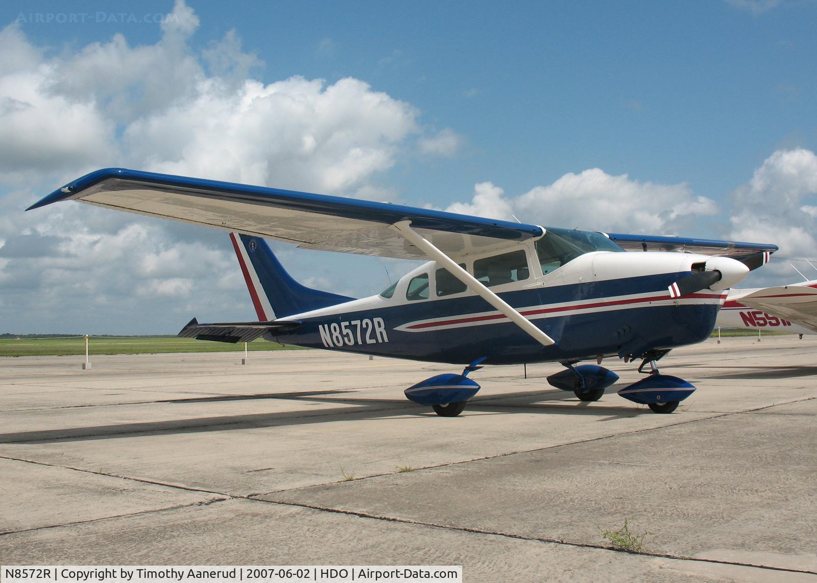 N8572R, 1964 Cessna 210-5A (205A) C/N 205-0549, 1964 Cessna 210-5A, c/n 205-0549, The EAA Texas Fly-In, United States of Texas logo, FAA registry says 210 because the C205 shares the same ATC number