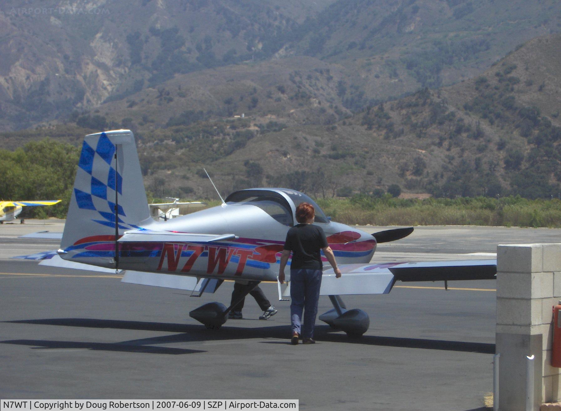 N7WT, 2005 Vans RV-7A C/N 70917, 2005 Wild Thing VAN's RV-7A, refueling