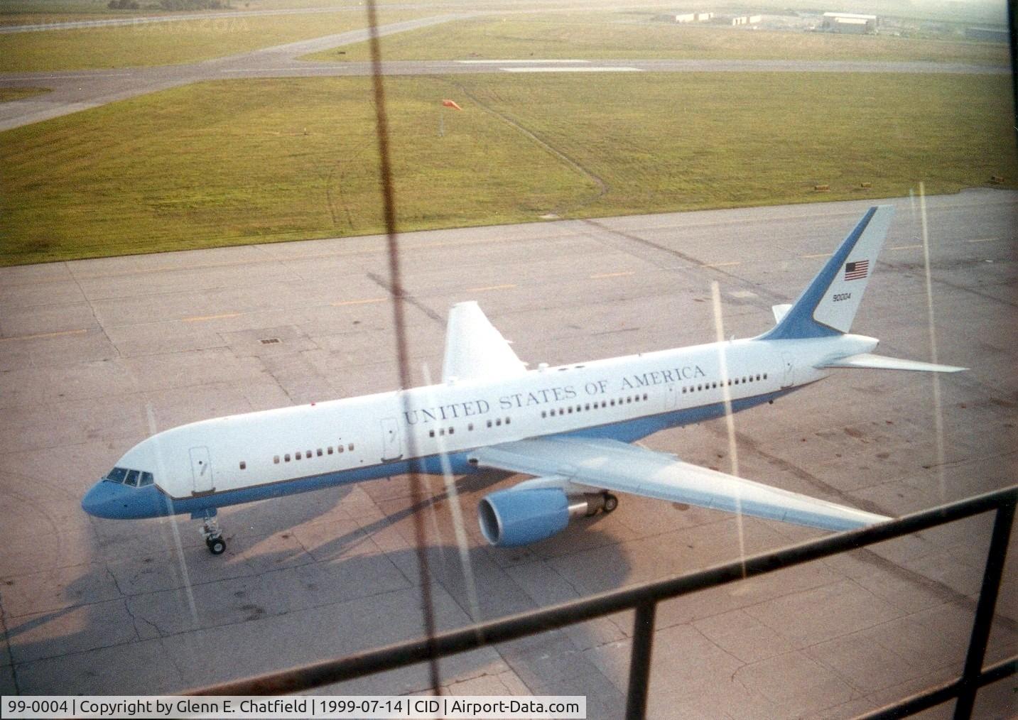99-0004, 1999 Boeing VC-32A (757-2GA) C/N 29028, VC-32A parked at the base of the tower