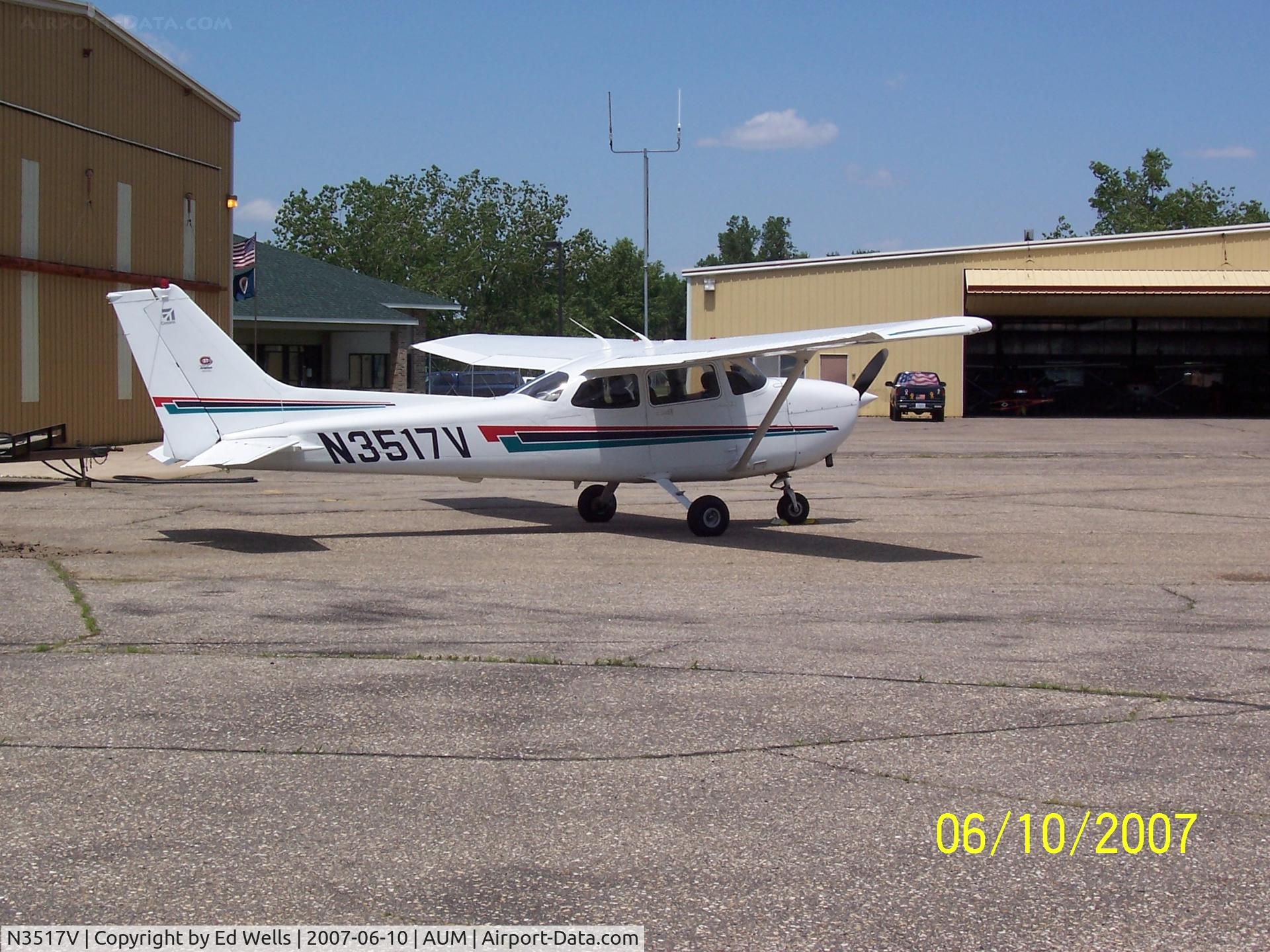 N3517V, 2001 Cessna 172R C/N 17281082, On the amp @ AUM
