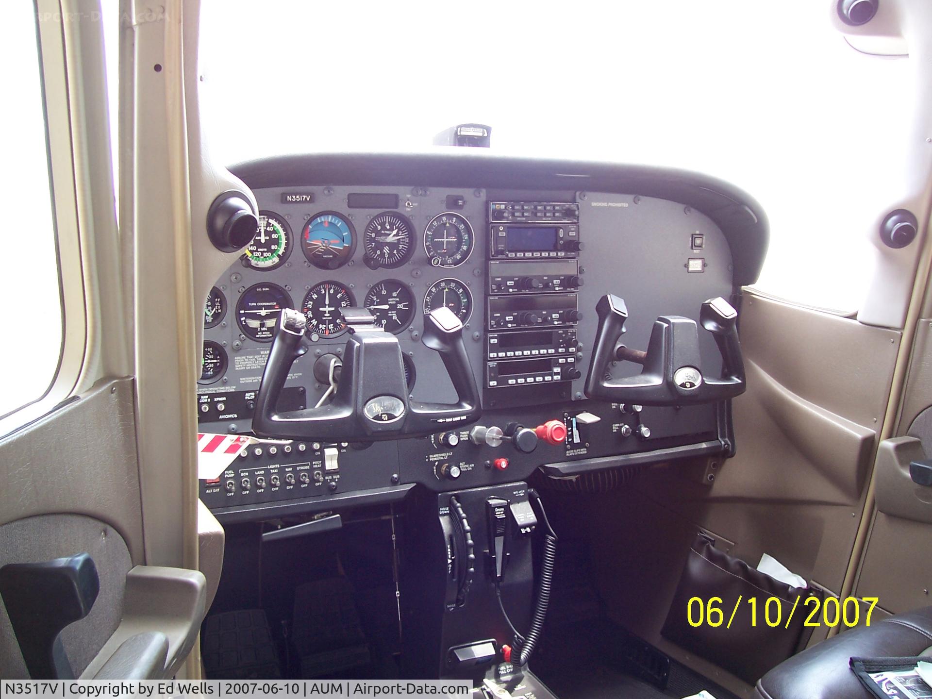 N3517V, 2001 Cessna 172R C/N 17281082, Insturment Panel