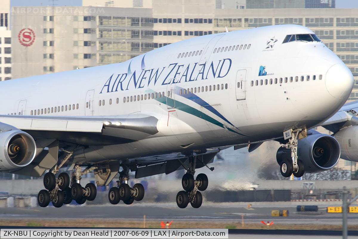 ZK-NBU, 1992 Boeing 747-419 C/N 25605, Air New Zealand ZK-NBU (FLT ANZ1) from London Heathrow (EGLL) landing RWY 24R. [Canon 30D + 2X teleconverter + Canon 300mm f/2.8L IS]