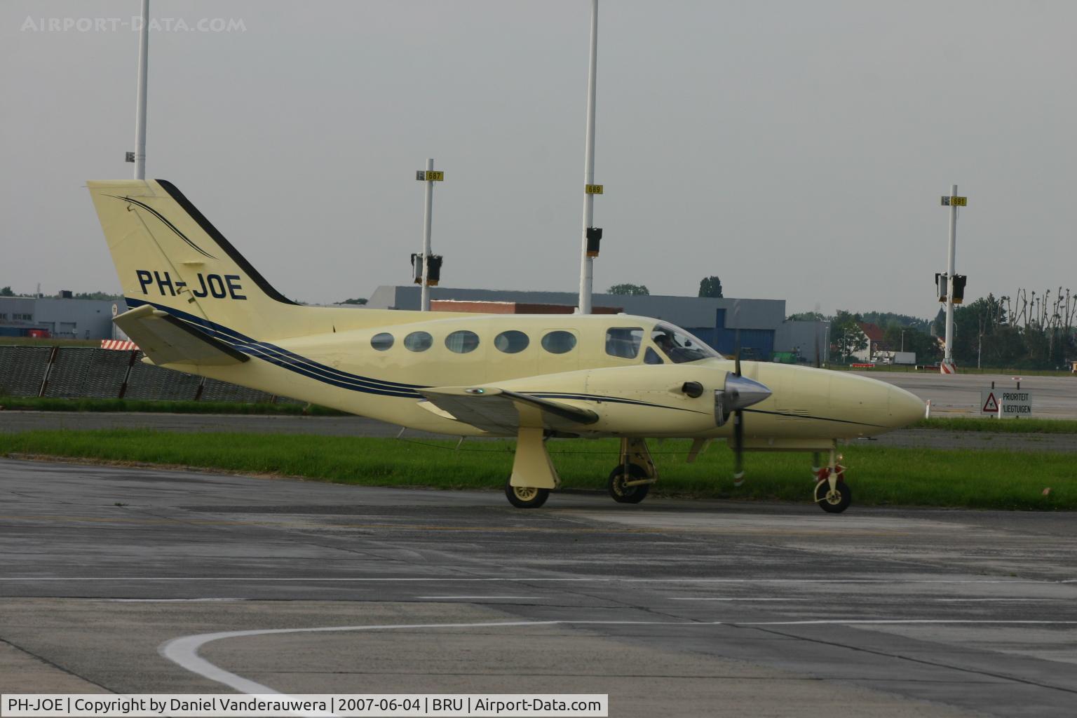 PH-JOE, 1983 Cessna 425 Corsair C/N 425-0168, leaving G.A.  (taxiing on Abelag apron)