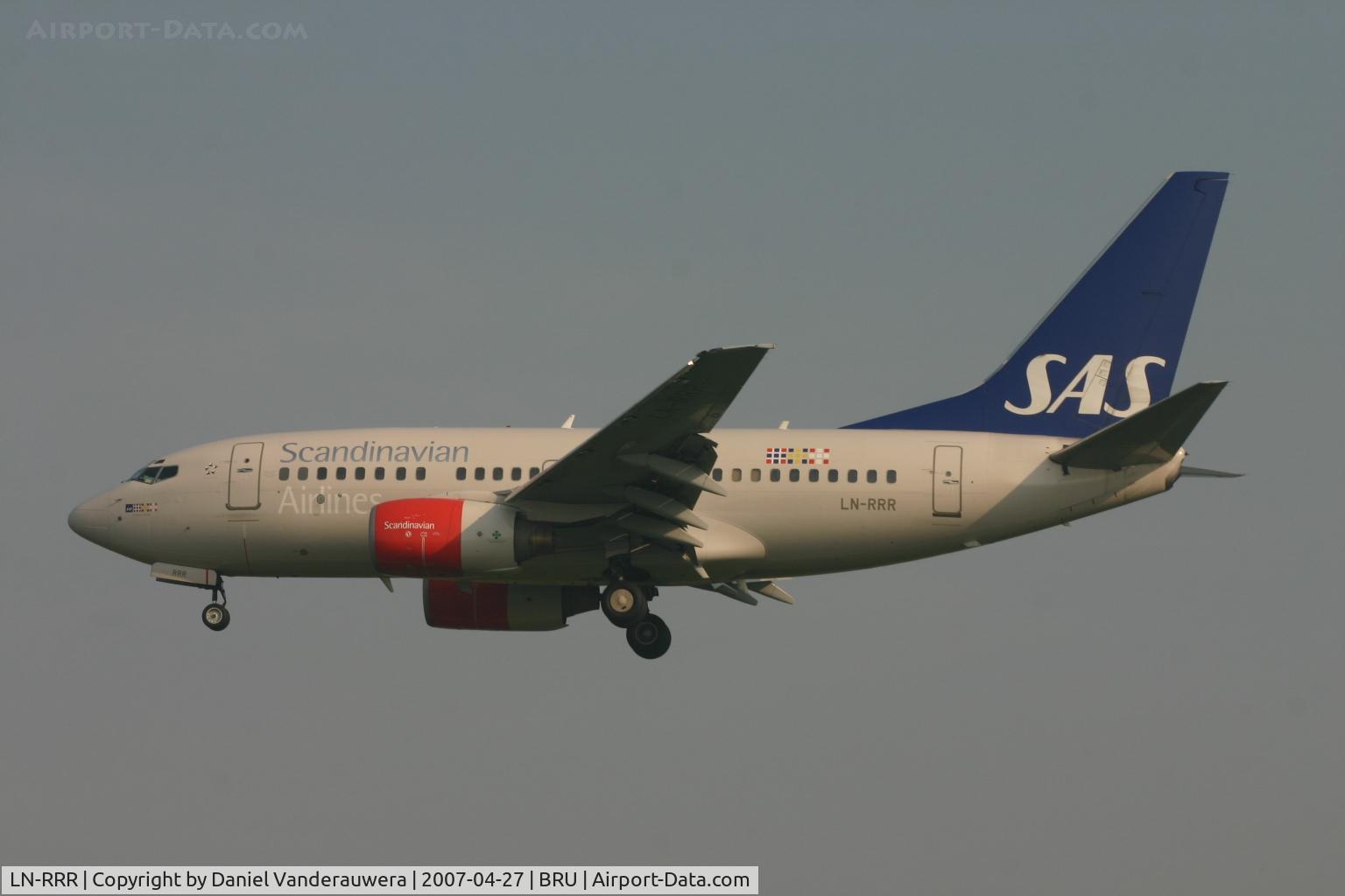 LN-RRR, 1999 Boeing 737-683 C/N 28309, descending to rwy 25L