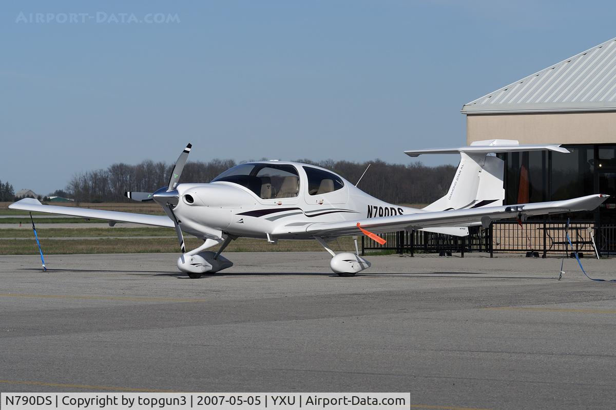 N790DS, 2007 Diamond DA-40 Diamond Star C/N 40.790, Parked in front of Katana Kafe.