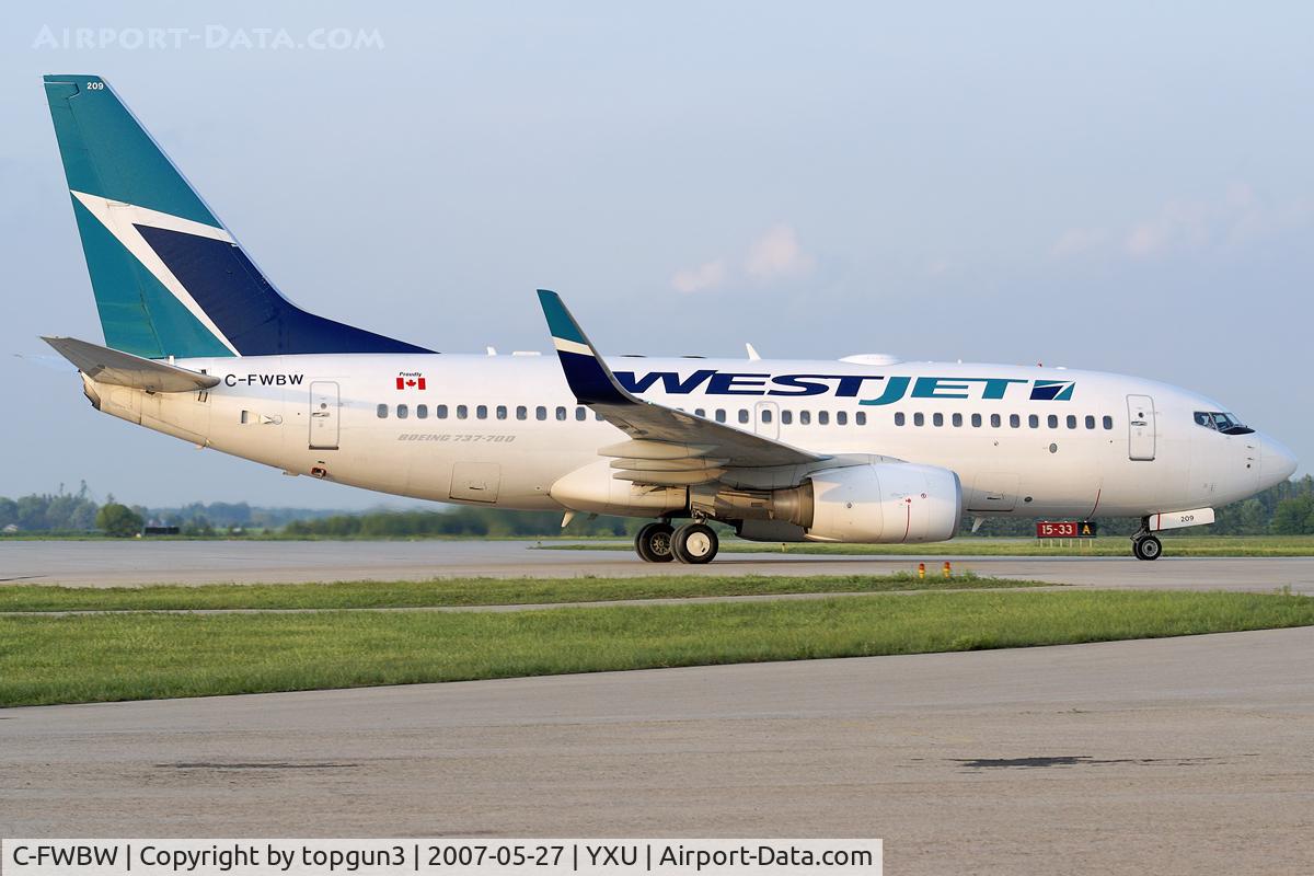 C-FWBW, 2003 Boeing 737-7CT C/N 33697, Taxiing on Golf.