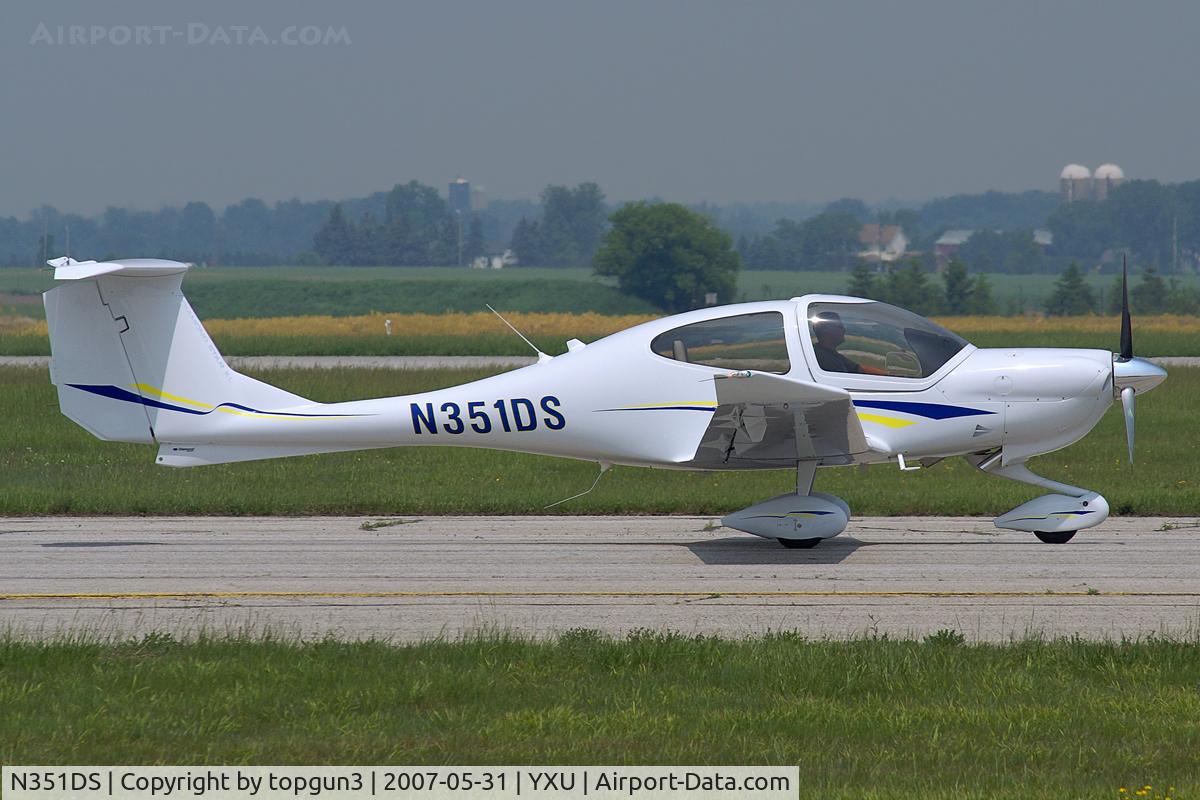 N351DS, 2007 Diamond DA-40 Diamond Star C/N 40.751, Taxiing on Golf.