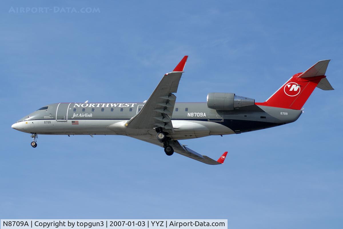 N8709A, 2002 Bombardier CRJ-200 (CL-600-2B19) C/N 7709, Short final for RWY23.