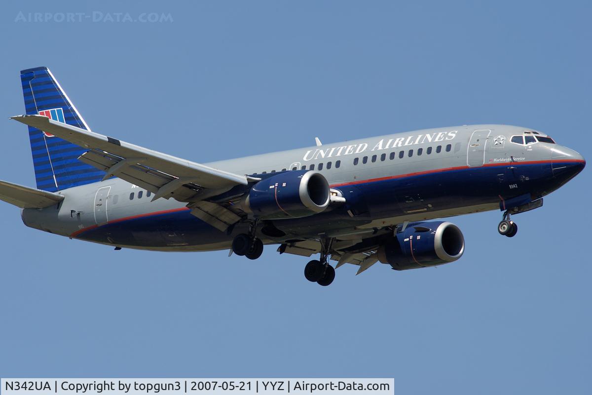 N342UA, 1988 Boeing 737-322 C/N 24246, Short final for RWY05.