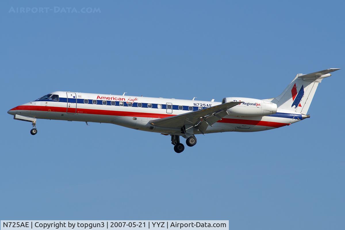 N725AE, 2000 Embraer ERJ-135LR (EMB-135LR) C/N 145312, Short final for RWY05.