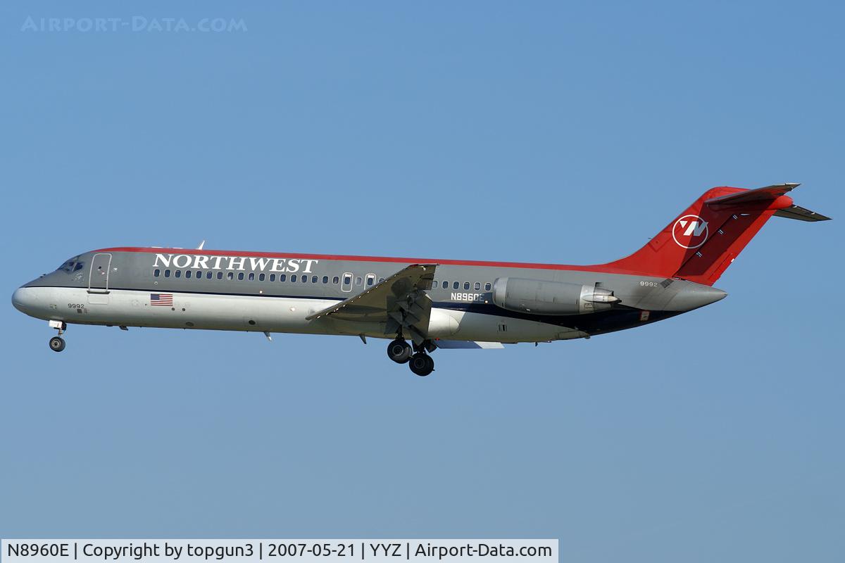 N8960E, 1968 Douglas DC-9-31 C/N 45869, Short final for RWY05.